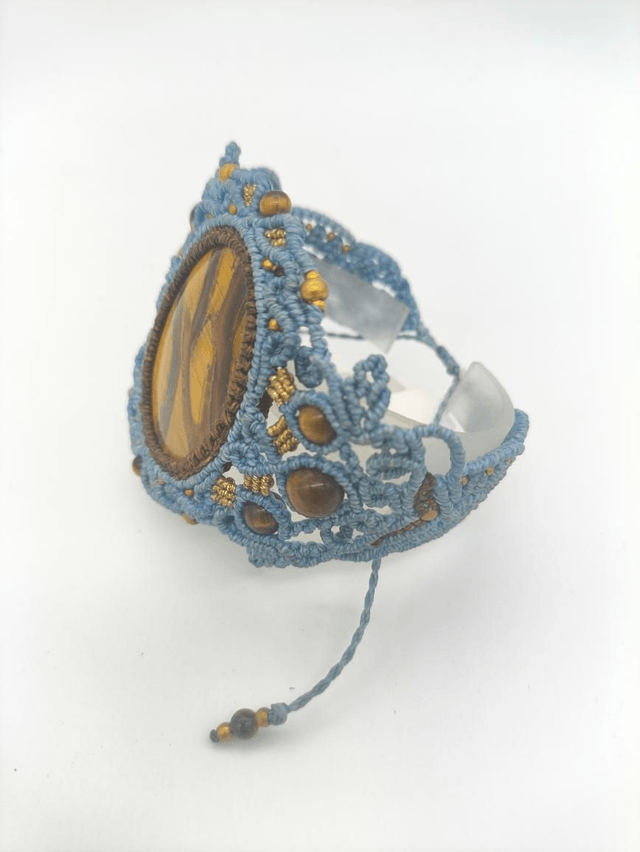 Bracelet manchette en micro macramé avec oeil de tigre