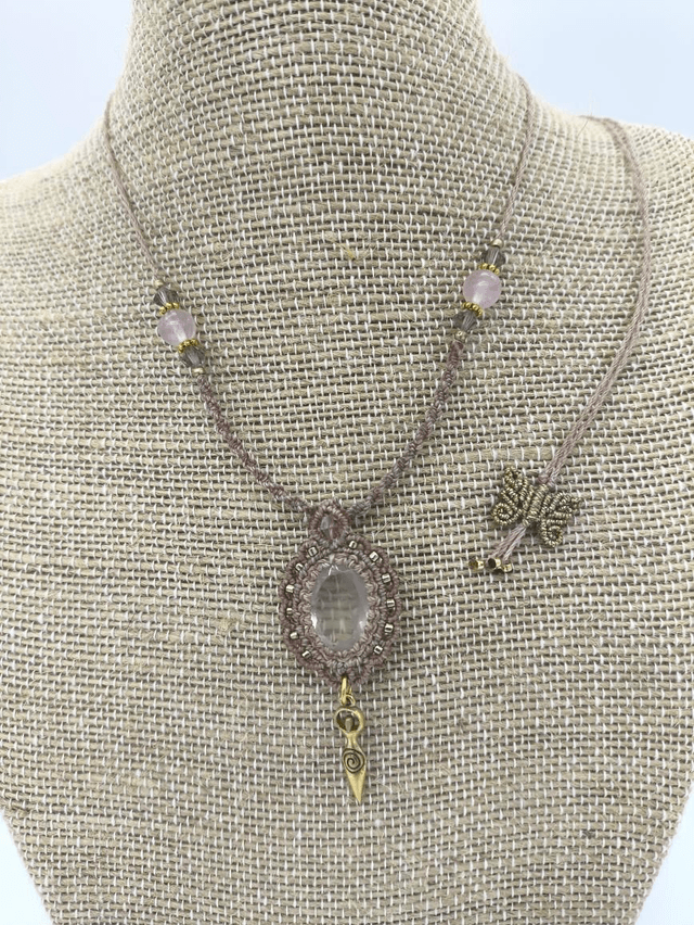 Collier léger en micro macramé avec quartz rose facetté
