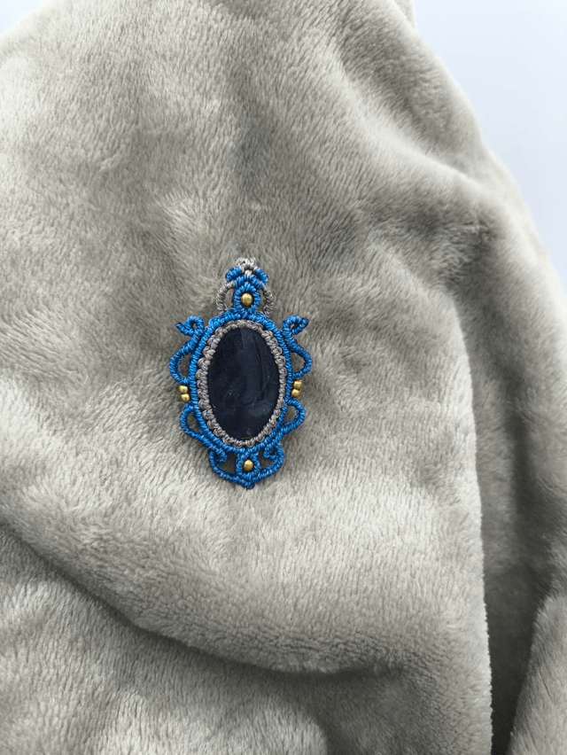 Bijou double , broche/collier en micro macramé avec pierre naturelle 