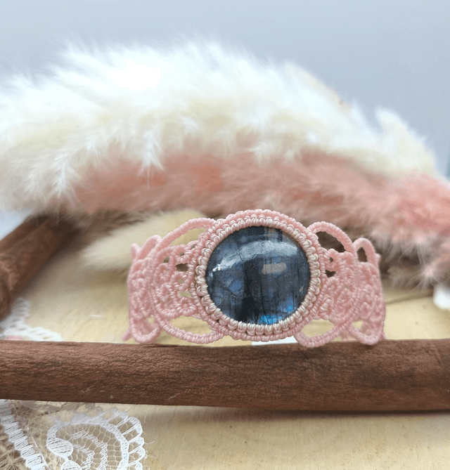 bracelet micro macramé rose avec labradorite bleue