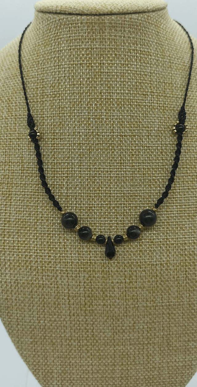 collier léger micro macramé avec perles de pierre naturelle, perles laiton, perles piyuki et goutte cristal