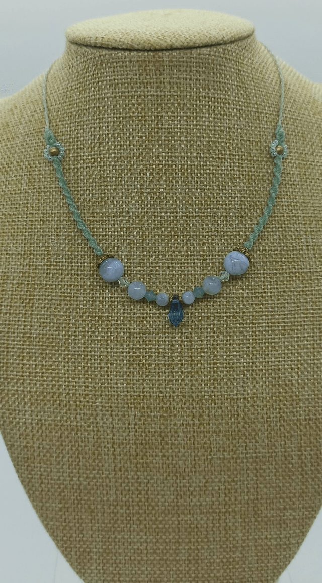 collier léger micro macramé avec perles de pierre naturelle, perles laiton, perles piyuki et goutte cristal