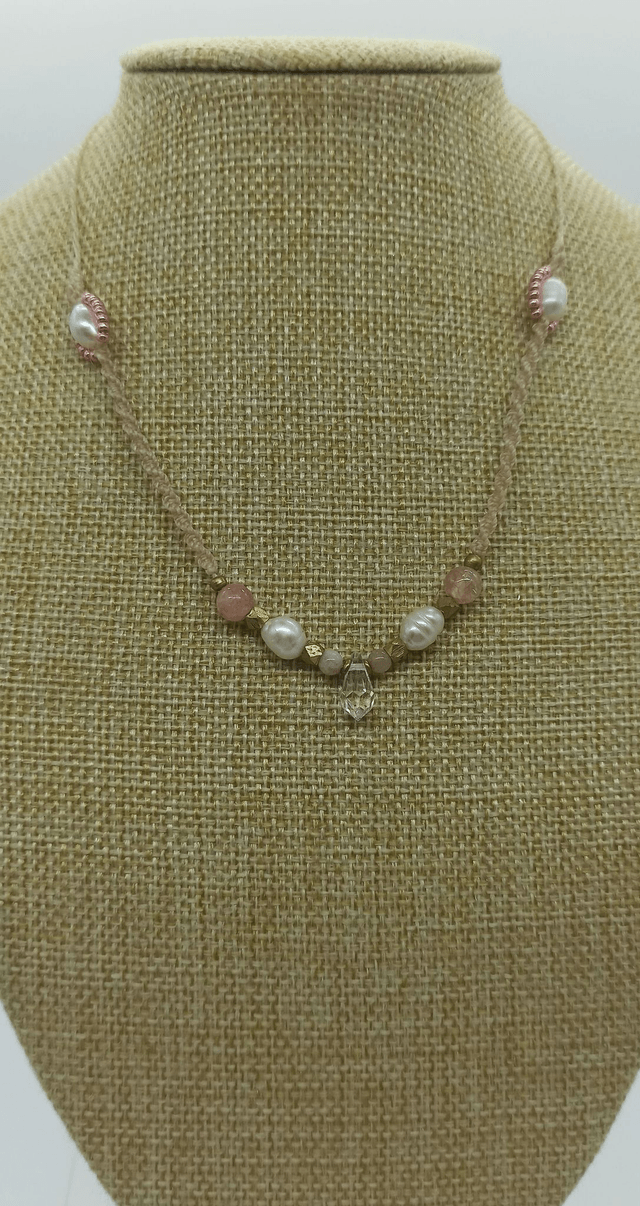 collier léger micro macramé avec perles de pierre naturelle, perles laiton, perles piyuki et goutte cristal