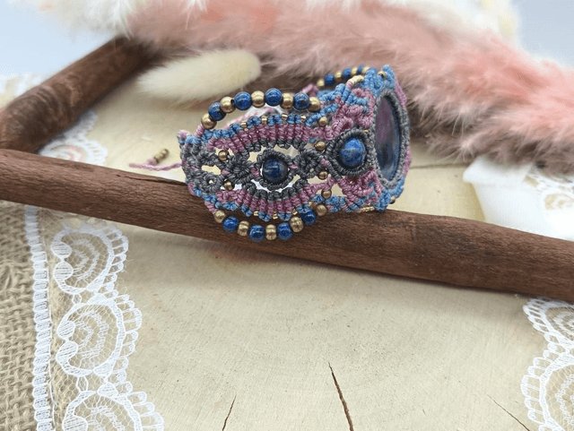 Bracelet multicolore. Pierre centrale dumortierite, perles lapis lazuli et laiton