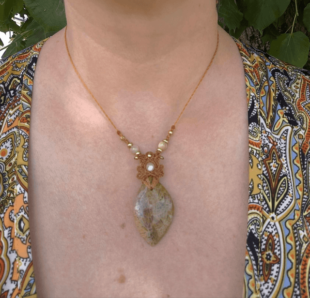 Collier corail fossile et perles troca