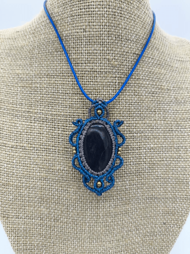 Bijou double , broche/collier en micro macramé avec pierre naturelle 