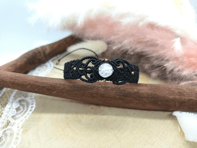 Bracelet noir tissage travaillé perle cristal de roche craquelé et perles laiton