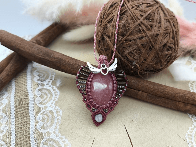 Collier micro macramé avec médaillon en rhodocrosite et perles miyuki