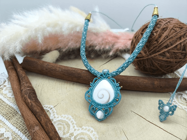 Collier bleu avec oeil de shiva et perles de nacre