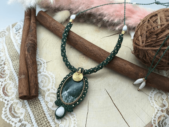 Collier vert foncé avec seraphinite 