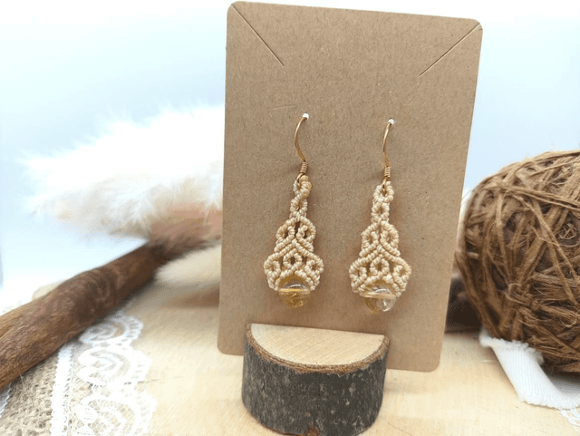 Boucles d&#039;oreilles discrètes jaune en micro macramé avec perles flottantes