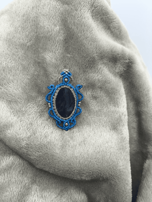 Bijou double , broche/collier en micro macramé avec pierre naturelle 