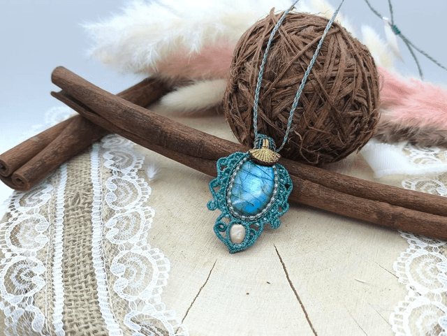 Collier en micro macramé avec labradorite et graines