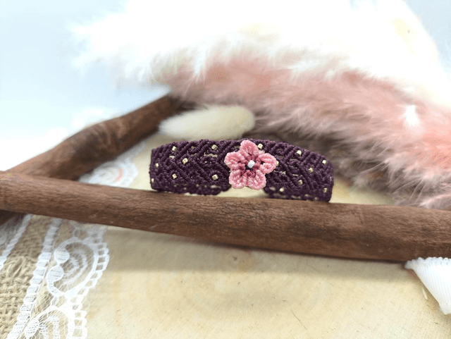 Bracelet bordeaux tissage travaillé fleur de cerisier. Insertion de perles miyuki.