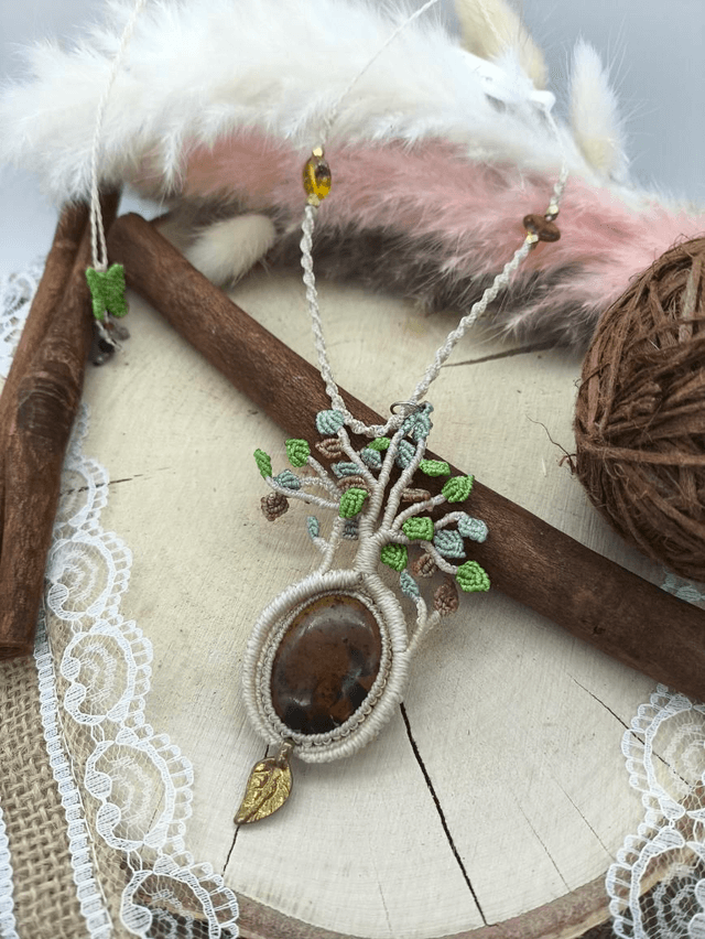 Collier arbre de vie beige ambre bleu d&#039;Indonésie 