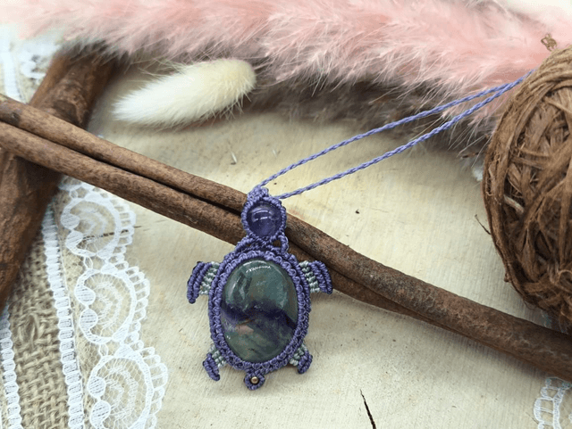 Collier pendentif tortue violette pierre fluorite 