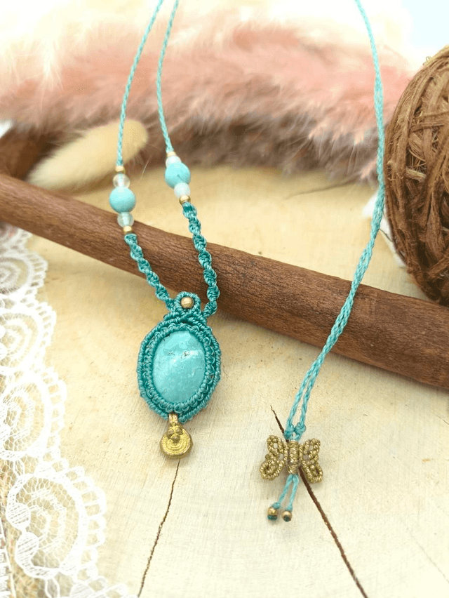 Collier léger en micro macramé turquoise du tibet
