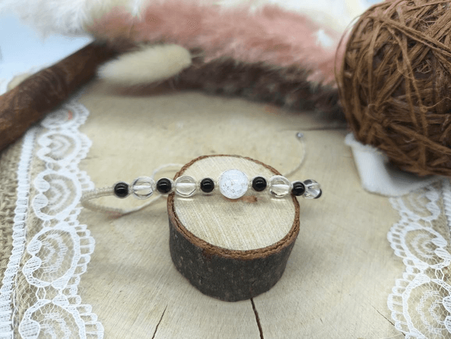 Bracelet fin beige cristal de roche, cristal craquelé, onyx 