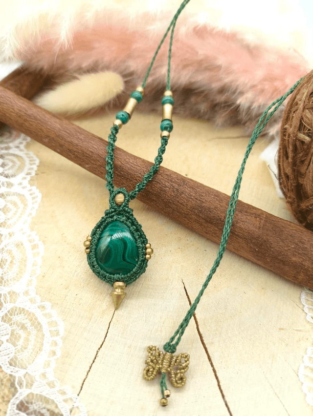 Collier léger en micro macramé avec malachite