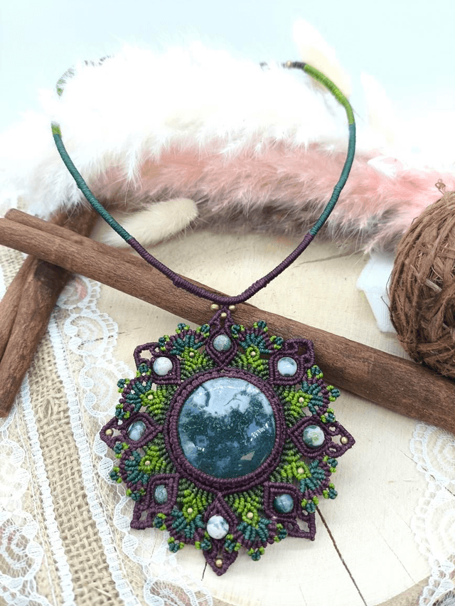 collier micro macramé mandala avec agate mousse 