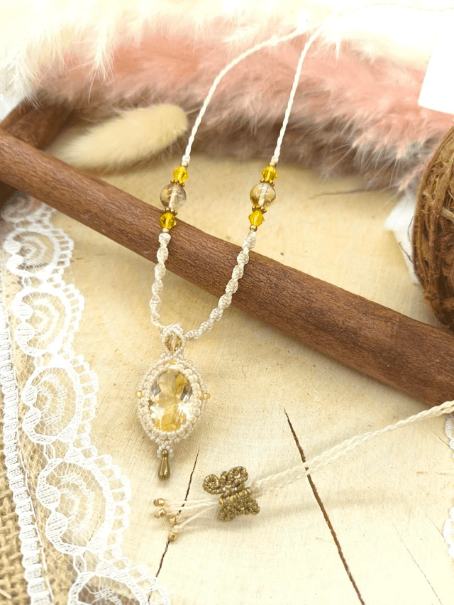 Collier léger en micro macramé avec citrine facettée 