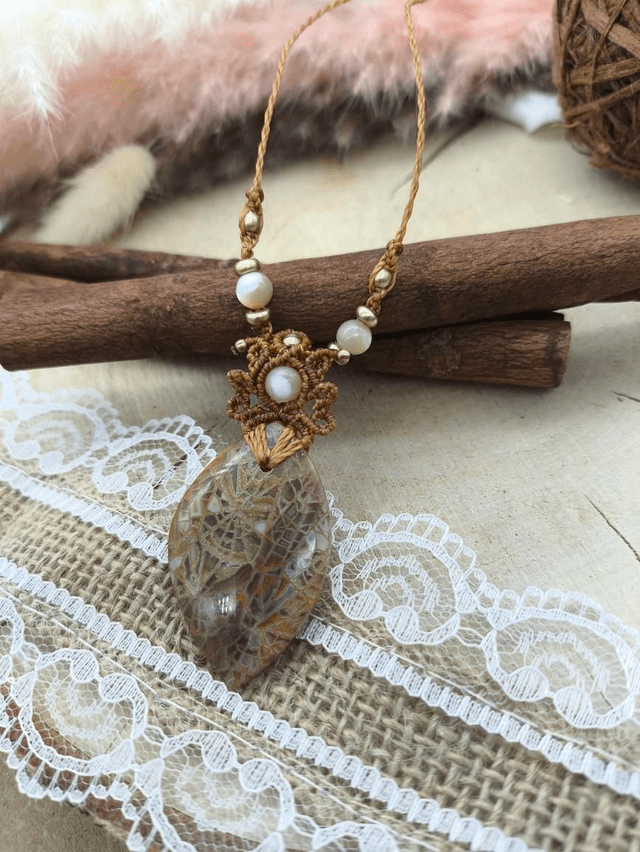 Collier corail fossile et perles troca