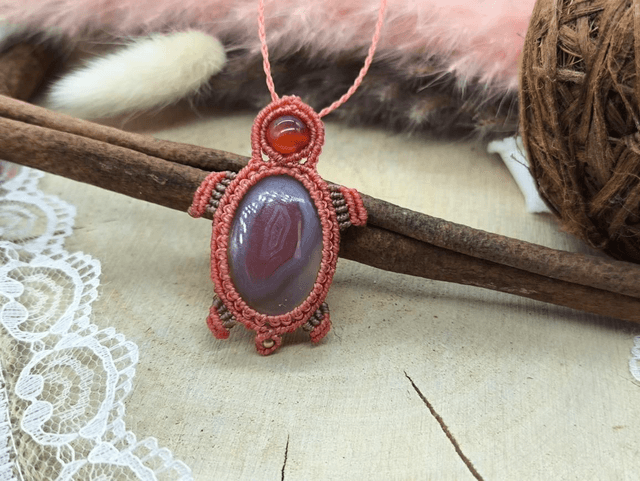 Collier pendentif tortue orange pierre agate du Botswana 