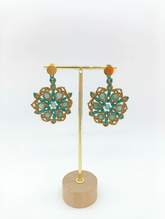 Boucles d&#039;oreilles mandala en micro macramé avec perles d&#039;amazonite