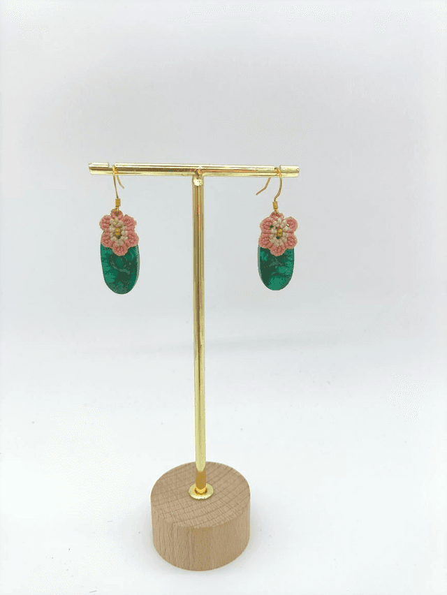 Boucles d&#039;oreilles en malachite avec fleurs de Sakura en micro macramé 